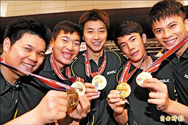 2013年全運會，台南市桌球男團締造23連霸時的合照。（資料照，記者張嘉明攝）