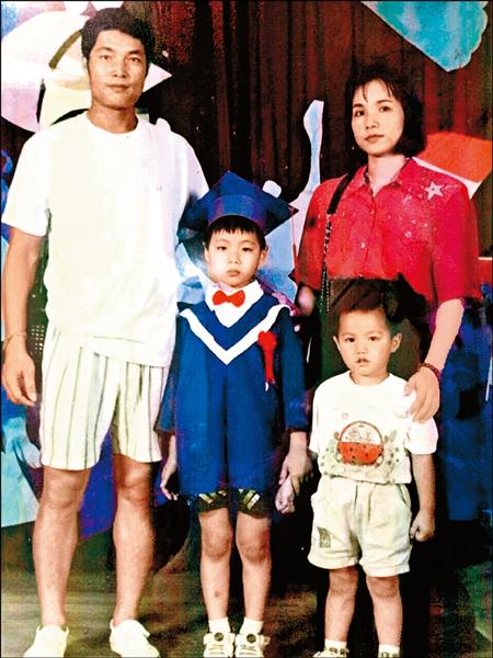 父母是郭俊麟拚戰的動力,圖為郭俊麟(右下)、雙親與幼稚園畢業的哥哥。(郭俊麟提供) 父母是郭俊麟拚戰的動力,圖為郭俊麟(右下)、雙親與幼稚園畢業的哥哥。(郭俊麟提供)