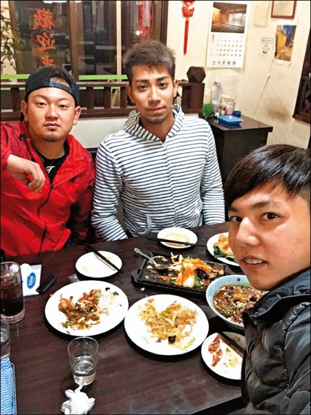 郭俊麟(右)昨與隊友森友哉(左一)、相內誠一起吃中華料理。(郭俊麟提供) 郭俊麟(右)昨與隊友森友哉(左一)、相內誠一起吃中華料理。(郭俊麟提供)