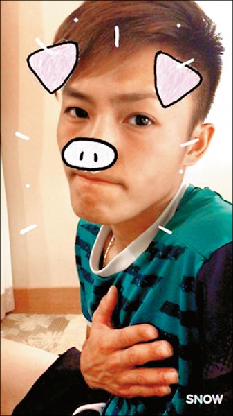 犀牛新秀李宗賢浴室跌倒受傷，在臉書貼出「豬頭」照片自嘲。（取自李宗賢臉書粉絲團）