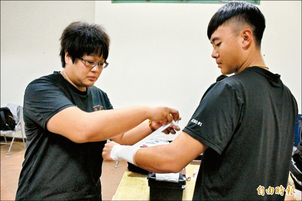 防護員的工作繁雜，工時長且工作量重，余婉綾認為，如果沒有極大熱忱，很難做得長久。（記者羅志朋攝）