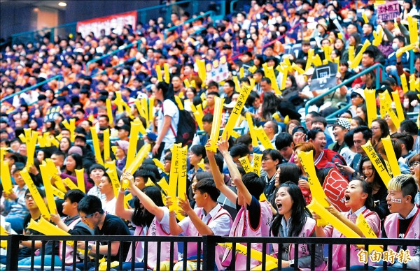 熱情的球迷吶喊加油。(記者簡榮豐攝) 熱情的球迷吶喊加油。(記者簡榮豐攝)