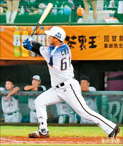 統一獅打者朱元勤在3局下擊出右外野陽春全壘打。(記者黃志源攝) 統一獅打者朱元勤在3局下擊出右外野陽春全壘打。(記者黃志源攝)