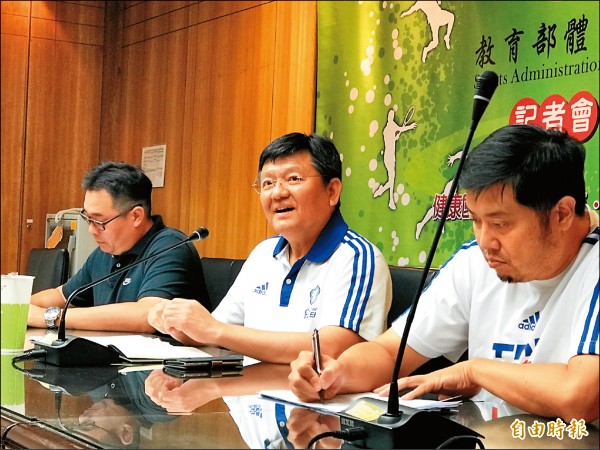 體育署副署長林哲宏(中)回應丁妹質疑 ,世大運是否破格徵召待議。(記者梁偉銘攝) 體育署副署長林哲宏(中)回應丁妹質疑 ,世大運是否破格徵召待議。(記者梁偉銘攝)