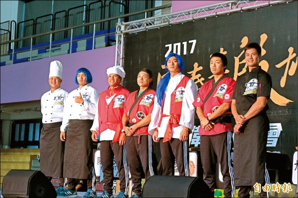 「殷雄食堂」廚藝大賽,教練團裝扮成各國廚師模樣,與現場球迷同樂。(記者羅志朋攝) 「殷雄食堂」廚藝大賽,教練團裝扮成各國廚師模樣,與現場球迷同樂。(記者羅志朋攝)