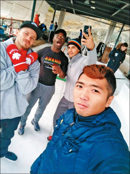 江俊弘(前)改練空架雪車,有機會進軍冬奧。(江俊弘提供) 江俊弘(前)改練空架雪車,有機會進軍冬奧。(江俊弘提供)