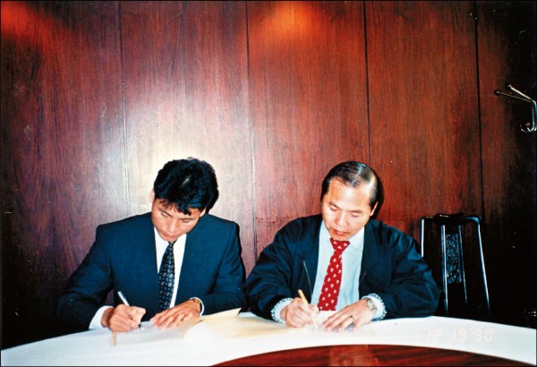 謝長亨(左)在1990年結束旅日生涯,12月與統一獅領隊郭俊男完成簽約儀式,正式加盟獅隊。
(資料照) 謝長亨(左)在1990年結束旅日生涯,12月與統一獅領隊郭俊男完成簽約儀式,正式加盟獅隊。
(資料照)