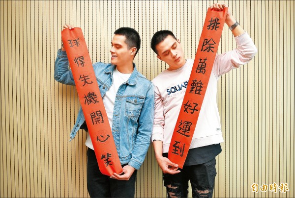 排球「電眼雙胞胎」劉鴻敏(右)與劉鴻杰(左)以愛心指祝賀新年快樂。(記者陳志曲攝) 排球「電眼雙胞胎」劉鴻敏(右)與劉鴻杰(左)以愛心指祝賀新年快樂。(記者陳志曲攝)