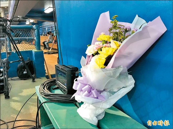 兄弟球團準備好花束,等王勝偉完成200盜。(記者徐正揚攝) 兄弟球團準備好花束,等王勝偉完成200盜。(記者徐正揚攝)