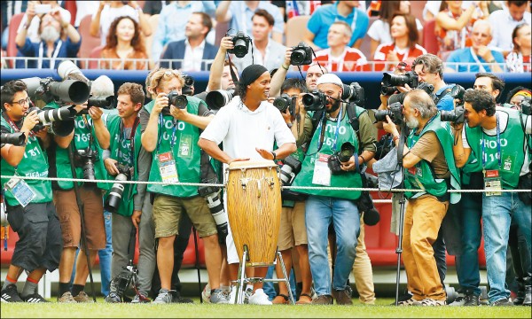   Brazil retired star Ronaldo (in the middle) mysteriously appeared, closing ceremony of the big drums shows.
(AP) 