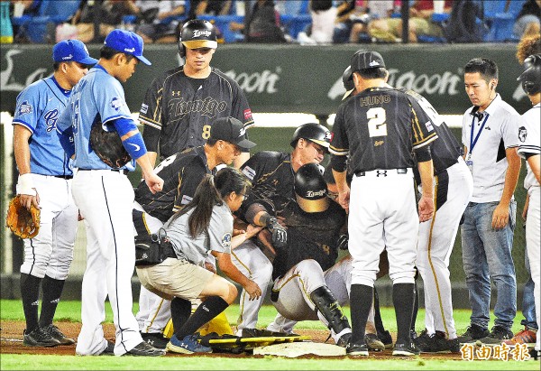   Liao Jianfu under the 6th Bureau, causing disruption of the left shoulder, which precedes the game. (Reporter Chen Zhiqu) 