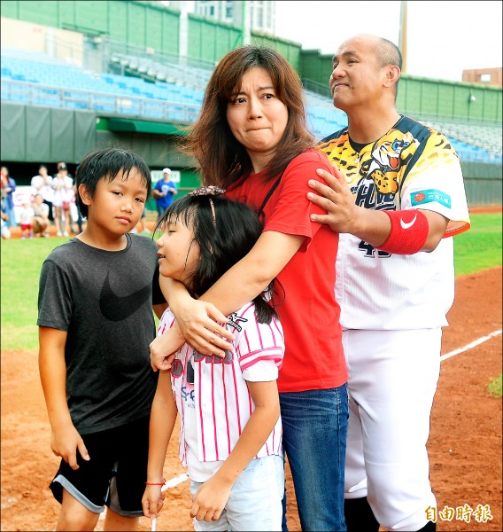   Zhang Taishan and his family thanked the supporters. (Reporter Lin Zhengyi) 