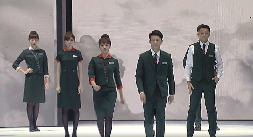 長榮航空新製服「三大雷點」引網友崩潰驚呼：太高深的時尚！