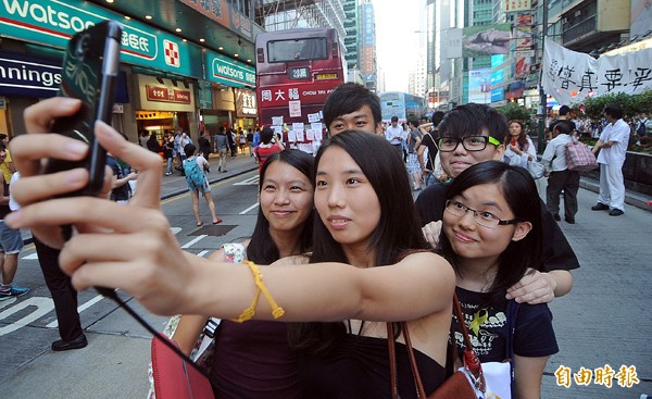 圖為香港佔中運動，旺角學生出席聲援，並拍照留念。（資料照，特派記者方賓照攝）