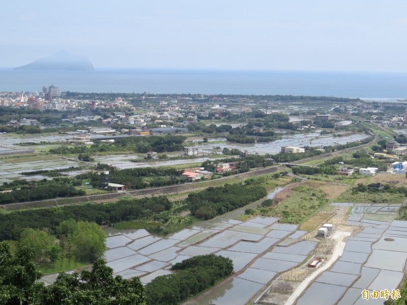 「農舍非農用？全台百大經典豪華農舍」有人拍攝小土地公廟、大型