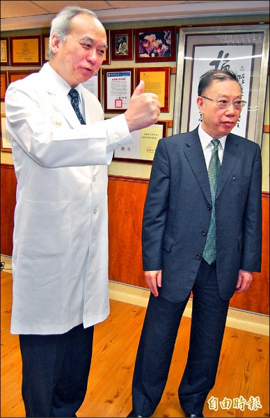 做為中共移植產業一把手的黃潔夫(右),曾參訪高雄長庚醫院。 (資料照,記者陳文嬋攝) 做為中共移植產業一把手的黃潔夫(右),曾參訪高雄長庚醫院。 (資料照,記者陳文嬋攝)