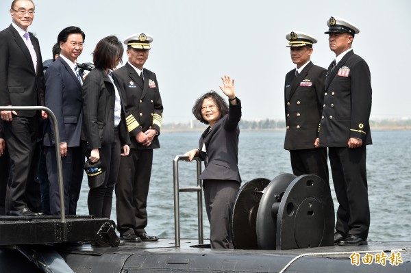 圖為蔡英文總統21日南下高雄左營海軍基地,參加敦睦遠航訓練支隊啟航,主持潛艦國造簽約儀式並登上磐石軍艦與潛艦參觀。(資料照,記者張忠義攝) 圖為蔡英文總統21日南下高雄左營海軍基地,參加敦睦遠航訓練支隊啟航,主持潛艦國造簽約儀式並登上磐石軍艦與潛艦參觀。(資料照,記者張忠義攝)