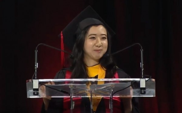 美國馬里蘭大學畢業典禮，一位中國留學生代表致詞：美國的空氣是乾淨的，不像中國要戴口罩，而且還有民主制度，能領略自由的感受。此話傳回中國，政媒交相指責。（圖擷自YouTube）