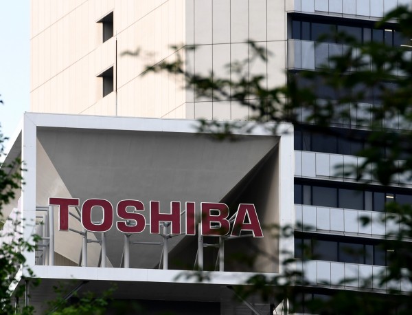 日本的老牌工業巨擘東芝，由於爆發嚴重的內部治理弊端，決定出售其最有價值的半導體部門，企圖重整財務、重新出發。（法新社）