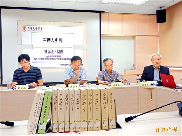 台灣文學學會首度挺身,支持大幅調整十二年國教國語文課綱,調降文言文比例,盼培養真正的語言能力。(記者吳柏軒攝) 台灣文學學會首度挺身,支持大幅調整十二年國教國語文課綱,調降文言文比例,盼培養真正的語言能力。(記者吳柏軒攝)