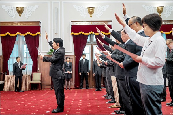 新任行政院長賴清德率內閣成員進入總統府,在總統蔡英文主持下進行宣誓。(取自總統府) 新任行政院長賴清德率內閣成員進入總統府,在總統蔡英文主持下進行宣誓。(取自總統府)