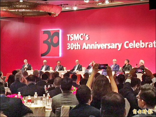 台積電30週年慶,高通執行長飛來台灣慶祝,張忠謀邀科技大咖座談,表示未來10年半導體業成長率每年還有4.5到5.5%,幾乎是全球經濟成長率的兩倍。(資料照,記者洪友芳攝) 台積電30週年慶,高通執行長飛來台灣慶祝,張忠謀邀科技大咖座談,表示未來10年半導體業成長率每年還有4.5到5.5%,幾乎是全球經濟成長率的兩倍。(資料照,記者洪友芳攝)
