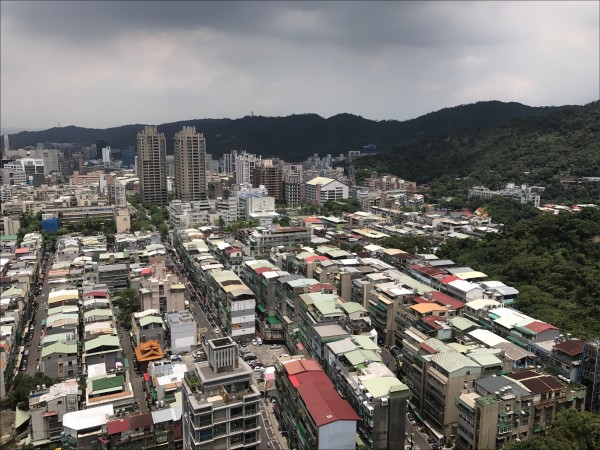 違章建築是脫法、違法的空間構造，在台灣的都市和鄉村都存在，尤以都市影響景觀為甚。（資料照）