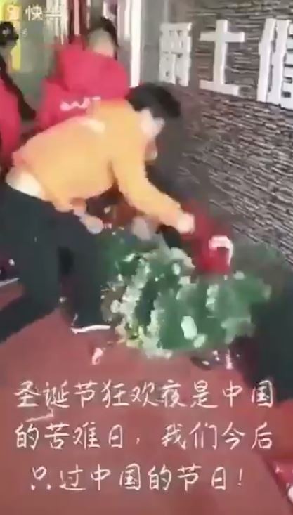燒耶誕樹、打耶誕老人，「中國基本教」好猖狂...
