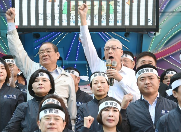 吳敦義深知黨內深藍對他不信任,面對威脅,以自保為第一優先,不敢也不願放手,這樣的提名策略,想要「七加五、七加六」,恐怕要寄望白海豚會轉彎了。(資料照) 吳敦義深知黨內深藍對他不信任,面對威脅,以自保為第一優先,不敢也不願放手,這樣的提名策略,想要「七加五、七加六」,恐怕要寄望白海豚會轉彎了。(資料照)