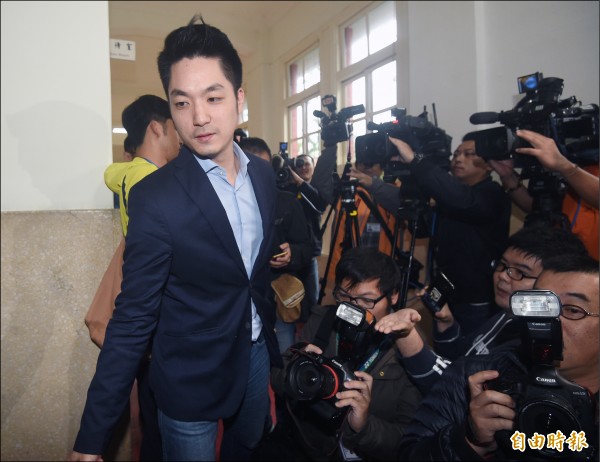 國民黨立委蔣萬安在1月19日無預警宣布不參加2018台北市長選舉,要留在法院監督執政黨。(記者廖振輝攝) 國民黨立委蔣萬安在1月19日無預警宣布不參加2018台北市長選舉,要留在法院監督執政黨。(記者廖振輝攝)