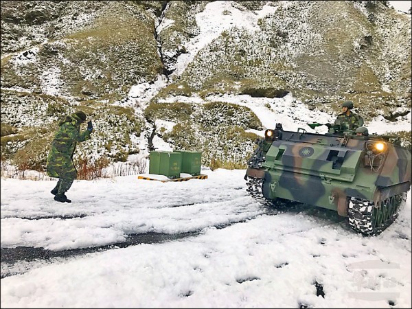 586旅官兵在武嶺基地進行CM21甲車動力測試。(圖:軍聞社提供) 586旅官兵在武嶺基地進行CM21甲車動力測試。(圖:軍聞社提供)