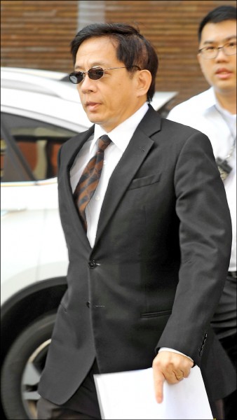這次台大校長選舉風波不斷,管中閔指責教育部是政治黑手,不接受遴選委員會的投票決議。在台大管派教授、國民黨及某些媒體的操縱之下,社會大眾開始相信政治黑手就是台灣教育部。未料近日中共也加入幫助管中閔掩飾違法兼職的行列,政治黑手一一出現。(資料照) 這次台大校長選舉風波不斷,管中閔指責教育部是政治黑手,不接受遴選委員會的投票決議。在台大管派教授、國民黨及某些媒體的操縱之下,社會大眾開始相信政治黑手就是台灣教育部。未料近日中共也加入幫助管中閔掩飾違法兼職的行列,政治黑手一一出現。(資料照)