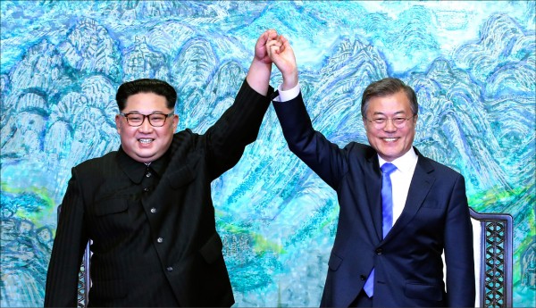「兩岸」與「兩韓」本質不同,朝鮮半島和解,未來能走多遠,還有待觀察;當前對兩岸最大的啟示,不是共同追求中國夢,而是完全停止對彼此的敵意行為,以和平、對等的原則解決雙方的歧見,從而對區域的穩定與繁榮做出貢獻。 (美聯社) 「兩岸」與「兩韓」本質不同,朝鮮半島和解,未來能走多遠,還有待觀察;當前對兩岸最大的啟示,不是共同追求中國夢,而是完全停止對彼此的敵意行為,以和平、對等的原則解決雙方的歧見,從而對區域的穩定與繁榮做出貢獻。 (美聯社)
