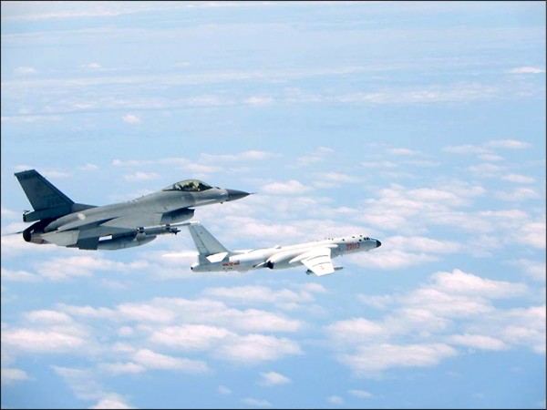 我空軍派遣F-16戰機（左）監控中共轟6K等戰機。（空軍司令部提供）