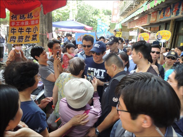 年底九合一選舉,馬本人則四處助選,宛如牛棚熱身,國民黨不只一個太陽。馬英九振振有詞:國民黨失去政權讓他很愧疚,為了承擔責任,這半年來不停幫國民黨參選人助選。(資料照) 年底九合一選舉,馬本人則四處助選,宛如牛棚熱身,國民黨不只一個太陽。馬英九振振有詞:國民黨失去政權讓他很愧疚,為了承擔責任,這半年來不停幫國民黨參選人助選。(資料照)