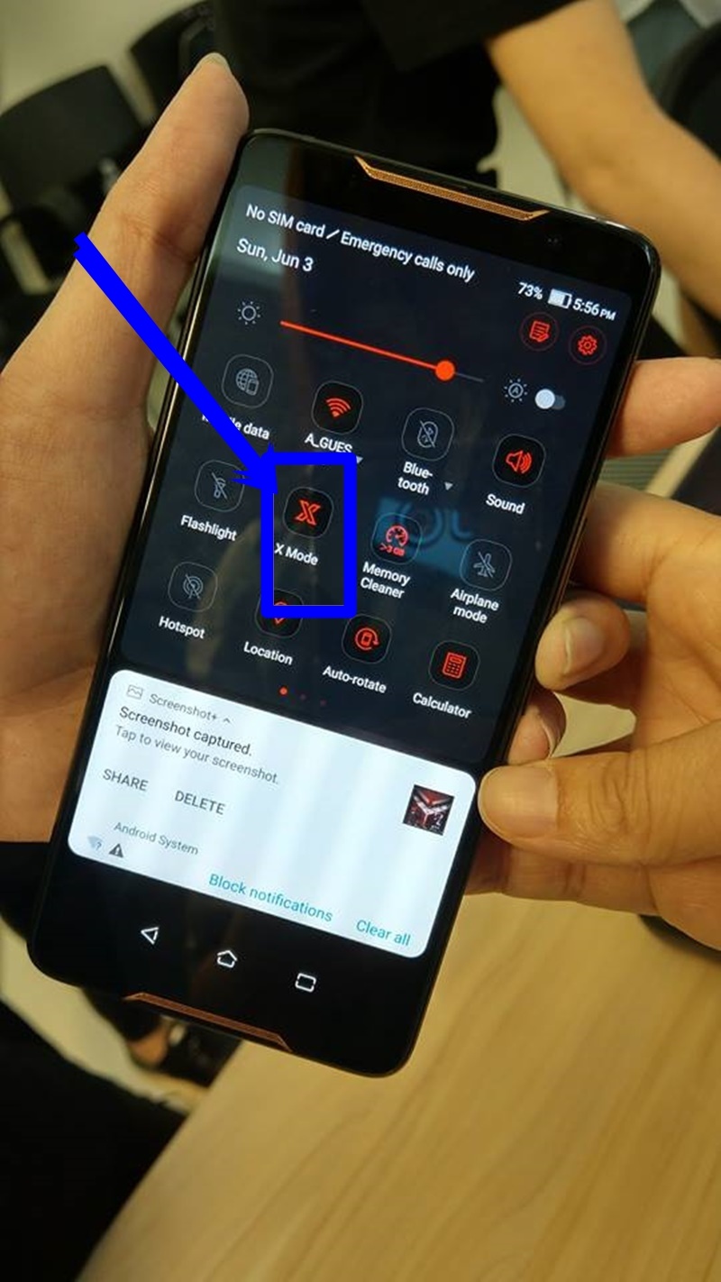 華碩發表首款 ROG 電競遊戲旗艦手機，內建有最高效能優化的「X」Mode模式。（圖記者劉惠琴攝）