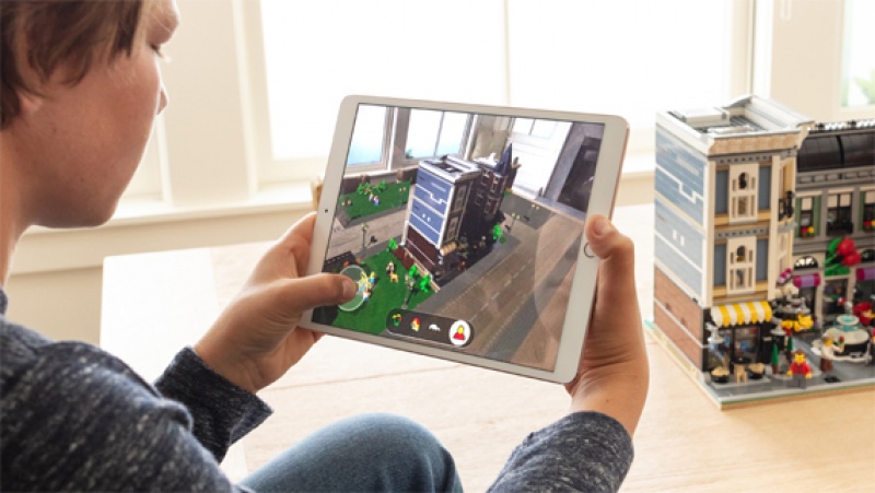 在iOS 12 新系統中，升級版的ARKit 2.0套件，支援樂高積木、多人AR互動模式。（圖翻攝自蘋果官網）