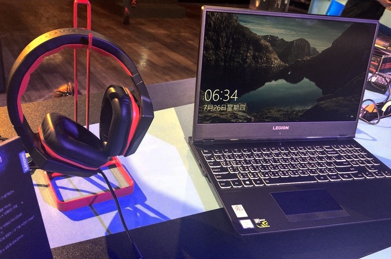 電競筆電入門款15.6 吋的 Legion Y530，配備白色 LED 背光鍵盤與數字鍵盤。（圖記者劉惠琴攝）