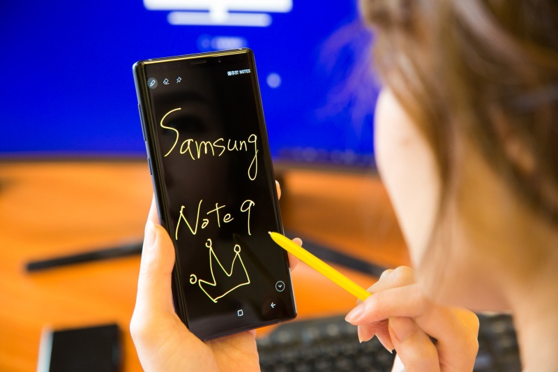 Galaxy Note 9、搭配全新進化的S Pen，支援低功耗藍牙(Bluetooth Low-Energy簡稱BLE)功能，讓用戶以全新的方式操控手機。只需按一下，就能自拍或拍攝團體照、展示幻燈片、暫停和播放影片等。（圖／三星）