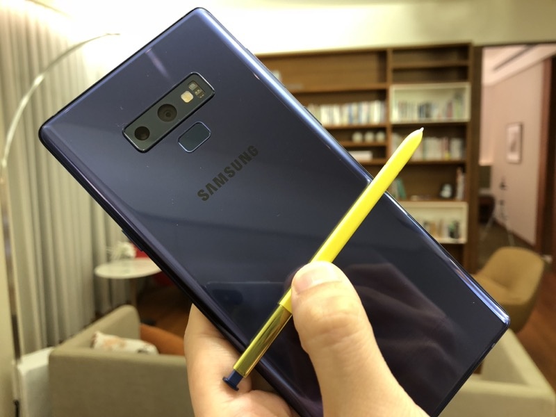 藍色版 Note 9 搭載不同的黃色 S Pen（圖／記者黃敬淳攝）
