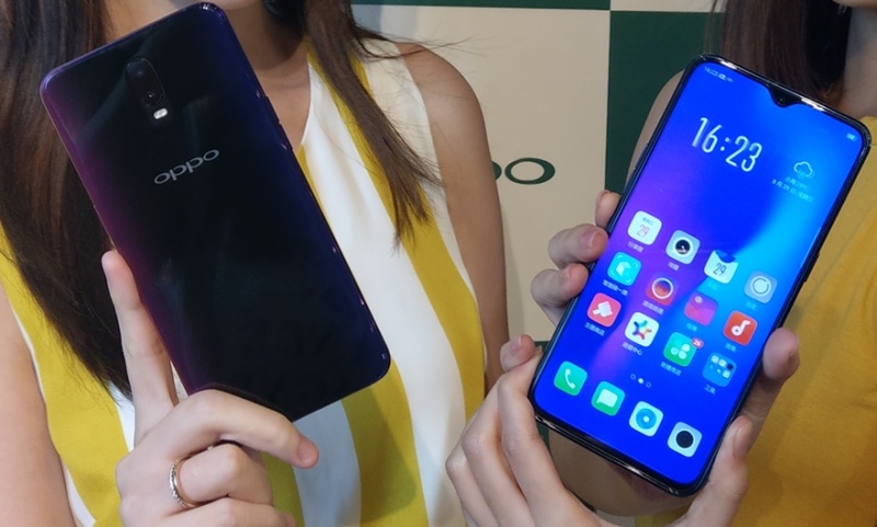 OPPO 發表新一代中階旗艦級新機 R17，採用6.4吋AMOLED螢幕、主打水滴劉海全螢幕，與AI升級相機拍攝功能。搭載高通S670處理器。(圖記者劉惠琴攝）