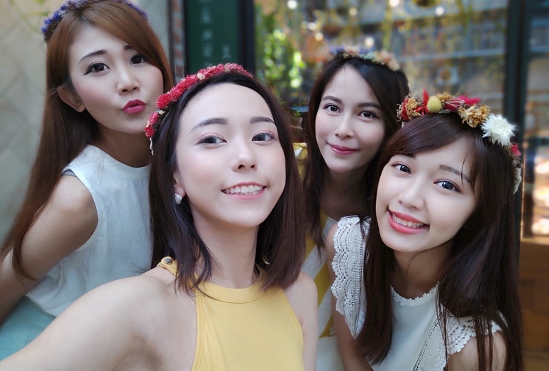 OPPO R17 搭載前自拍鏡頭為2500萬畫素、F2.0光圈。。戶外陰天約傍晚時間，進行人像自拍，透過內建AI智慧美顏模式，自然拍出好氣色。（圖記者劉惠琴攝）