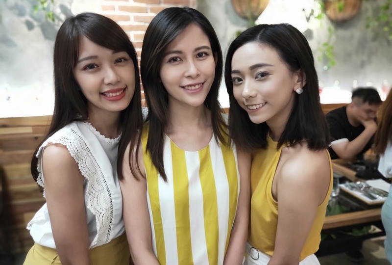 OPPO R17 搭載前自拍鏡頭為2500萬畫素、F2.0光圈。關閉自動美顏模式，進行自拍測試。（圖記者劉惠琴攝）