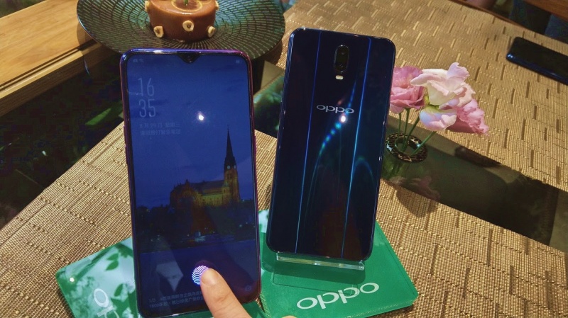 OPPO R17 內建光感螢幕指紋技術，辨識速度相當俐落快速。（圖記者劉惠琴攝）