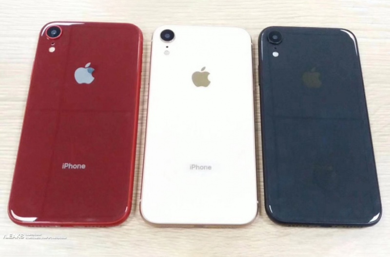 6.1吋 新 iPhone 實機諜照流出，至少有紅、白、藍三種顏色。（圖／翻攝自 Slashleak）