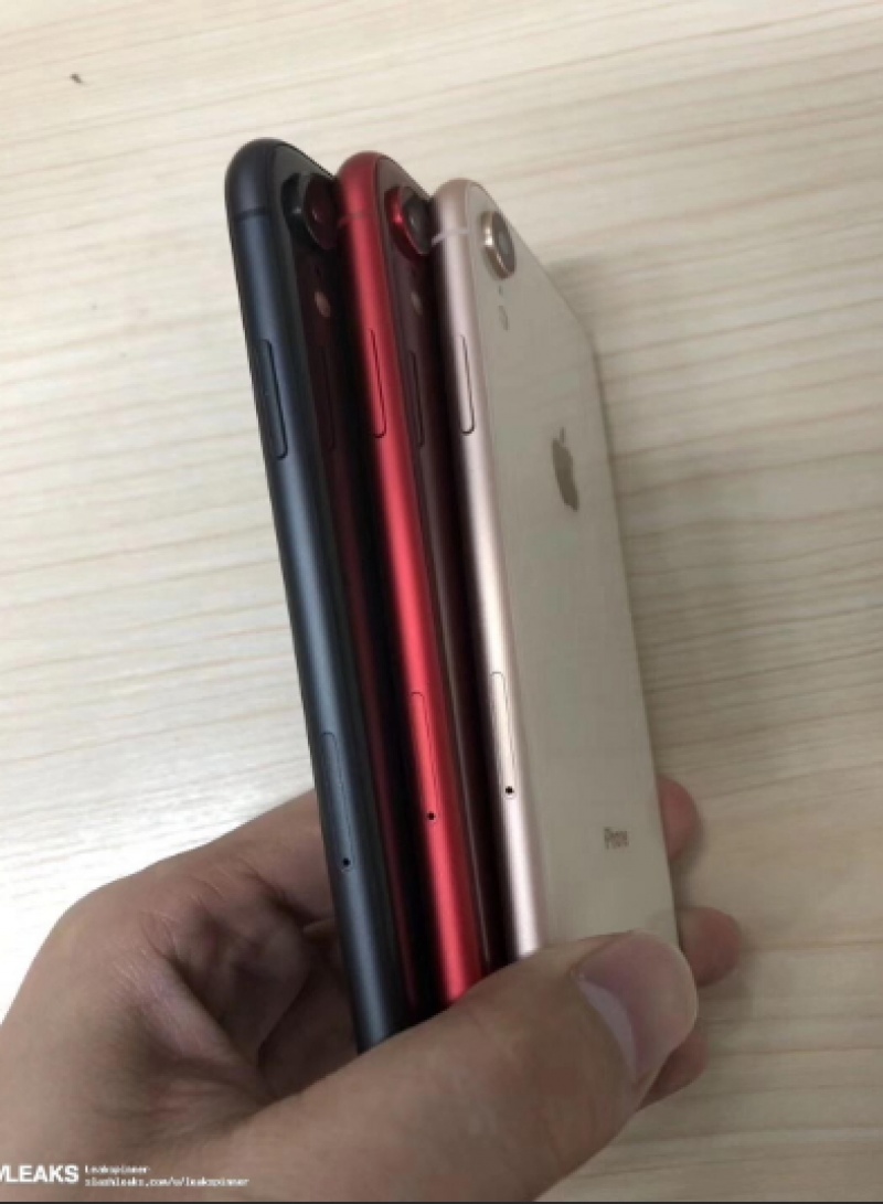 6.1吋 新 iPhone 實機諜照流出，至少有紅、白、藍三種顏色，機身側邊也採用同一色調。（圖／翻攝自 Slashleak）
