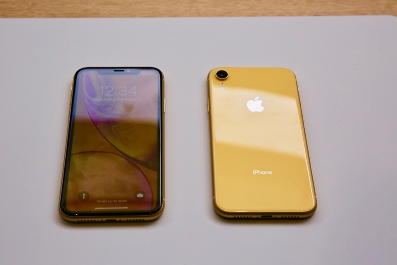 黃色版 iPhone XR（圖／記者黃敬淳攝）