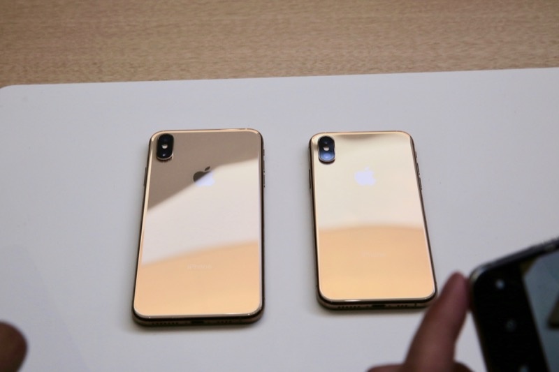 金色版 iPhone XS 和 XS Max（圖／記者黃敬淳攝）