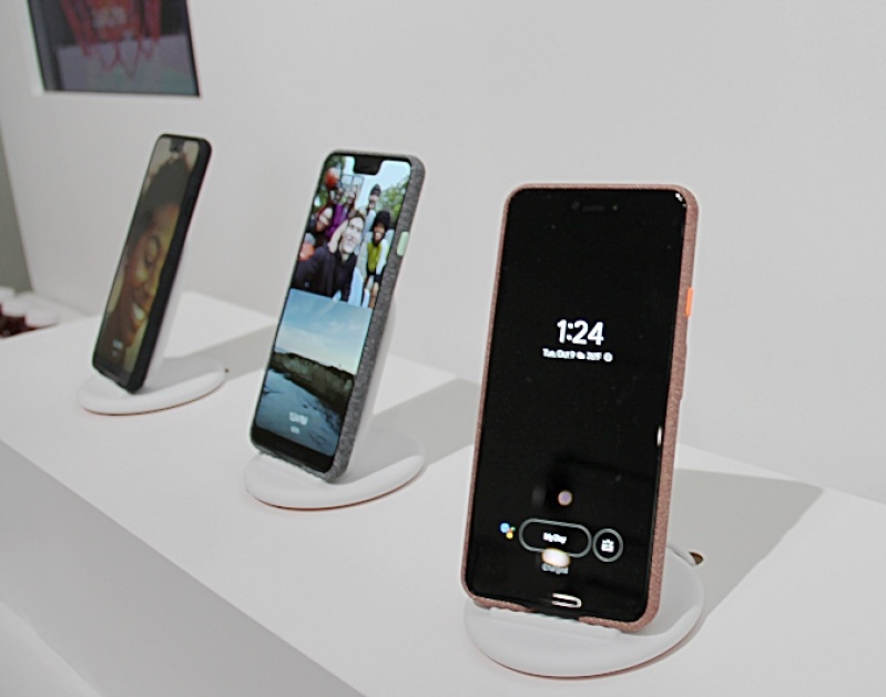 Pixel無線充電座，特別為Pixel 3打造專屬的充電設定介面，可支援聲控語音助理、個人當日行程資訊查看、播放喜愛的音樂、相簿等。此外，具備無線功能的智慧型手機iPhone XS、三星Note 9也可支援，主要差別在於沒有專屬的充電功能設定介面。（圖記者劉惠琴攝）