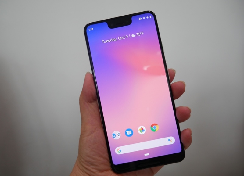 Google 新一代的Pixel 3 系列旗艦雙機，5.5 吋的Pixel 3、6.3吋擁「劉海」全螢幕的Pixel 3 XL。（圖記者劉惠琴攝）